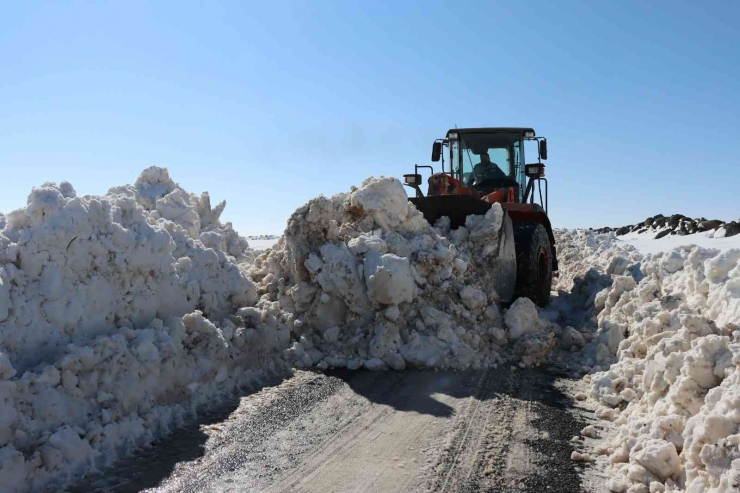 Şanlıurfa’da Karla Kaplı Köy Yolları Bir Bir Açıldı