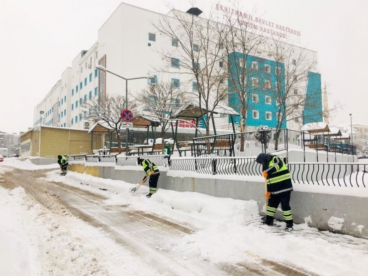 Şehitkamil’de Yoğun Kar Mesaisi Devam Ediyor