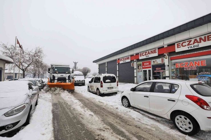 Şehitkamil’de Yoğun Kar Mesaisi Devam Ediyor