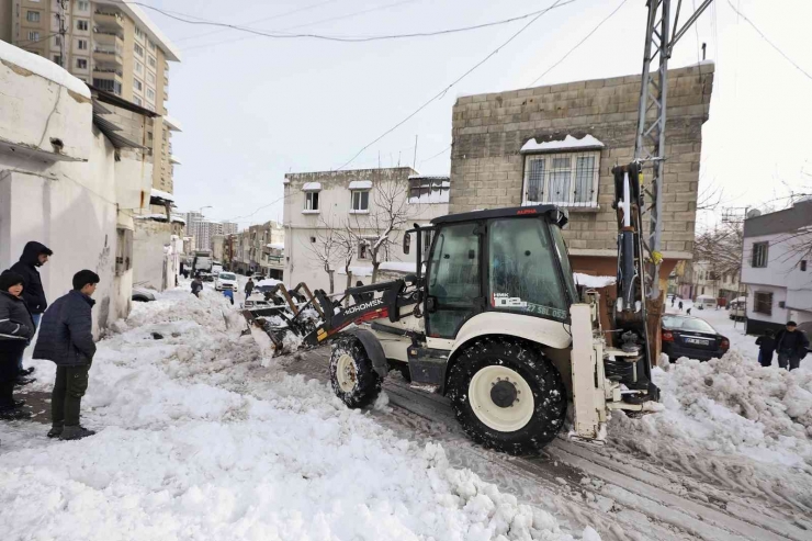 Şehitkamil’de Yoğun Kar Mesaisi Devam Ediyor