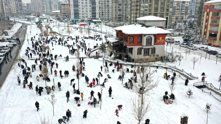 Yeşilyurt’ta Düzenlenen ‘1.kartopu Ve Kardan Adamlar Şenlikleri’ Renkli Anlara Sahne Oldu