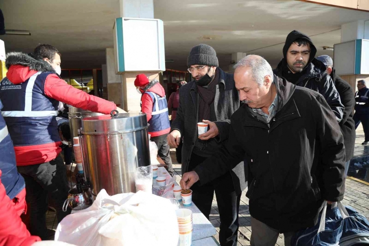 Büyükşehir, Otobüs Terminalindeki Vatandaşlara Kumanya Dağıttı