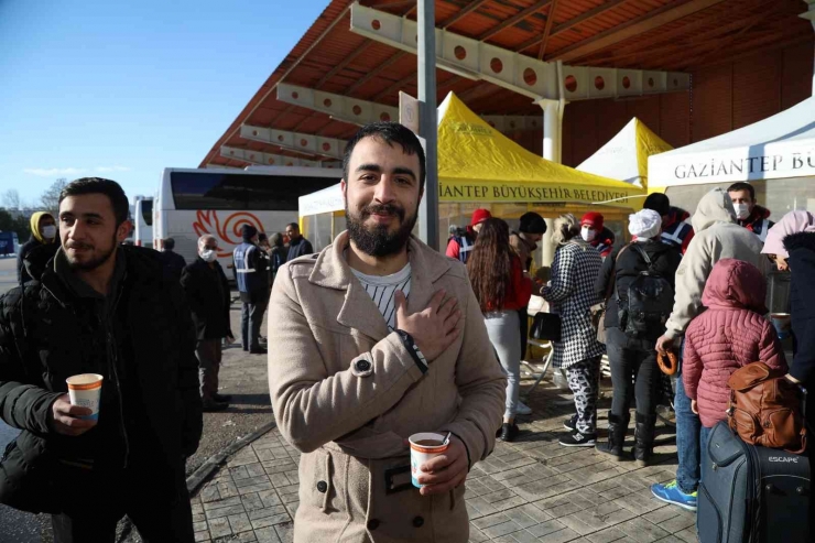 Büyükşehir, Otobüs Terminalindeki Vatandaşlara Kumanya Dağıttı