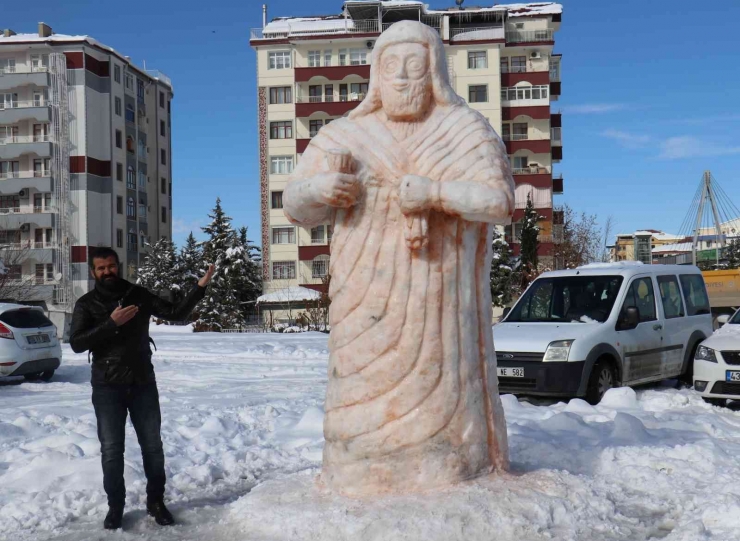 Malatya’da Kardan Dev Tarhunza Heykeli Yoğun İlgi Görüyor