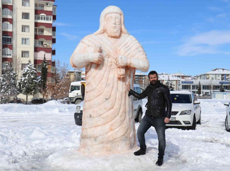 Malatya’da Kardan Dev Tarhunza Heykeli Yoğun İlgi Görüyor