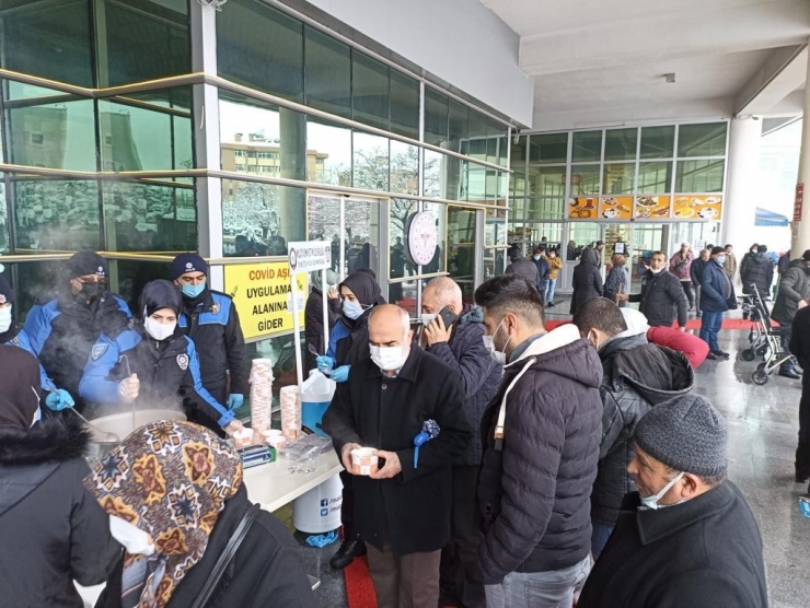 Polisten Hasta Yakınlarına Sıcak Çorba