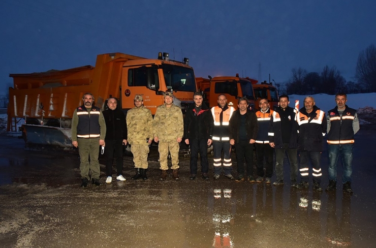 Vali Baruş, Karlı Yolları Açma Çalışmalarını Denetledi