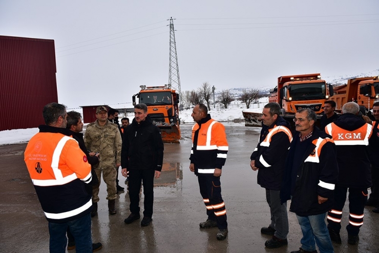 Vali Baruş, Karlı Yolları Açma Çalışmalarını Denetledi