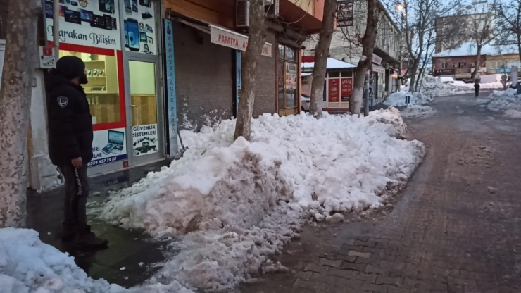 Tonlarca Kar Kütlesi Saniyeler İçerisinde Çatıdan Düştü