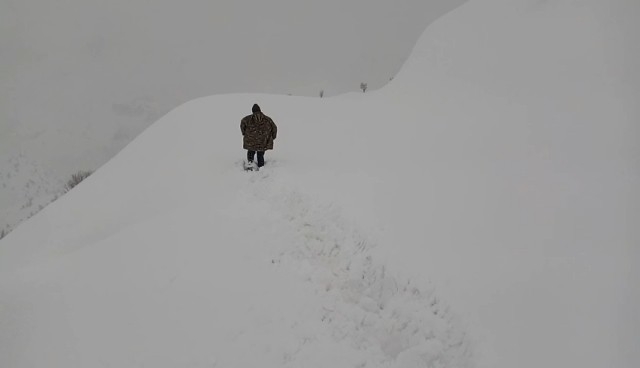 İlaç İçin 12 Kilometre Karda Yürüdüler