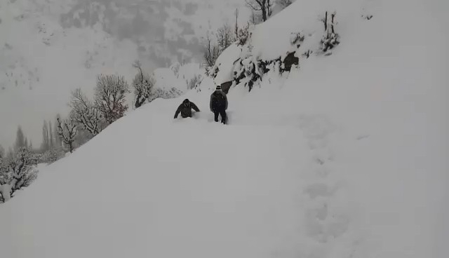 İlaç İçin 12 Kilometre Karda Yürüdüler