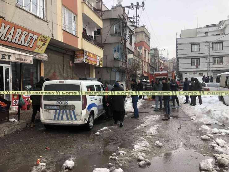 Elektrik Kontağı Evi Yaktı, 2 Kişi Dumandan Etkilendi