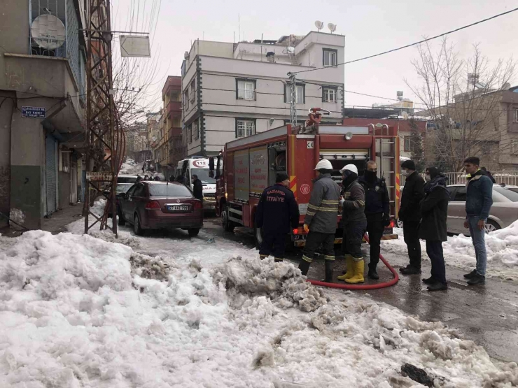 Elektrik Kontağı Evi Yaktı, 2 Kişi Dumandan Etkilendi