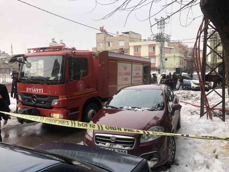 Elektrik Kontağı Evi Yaktı, 2 Kişi Dumandan Etkilendi