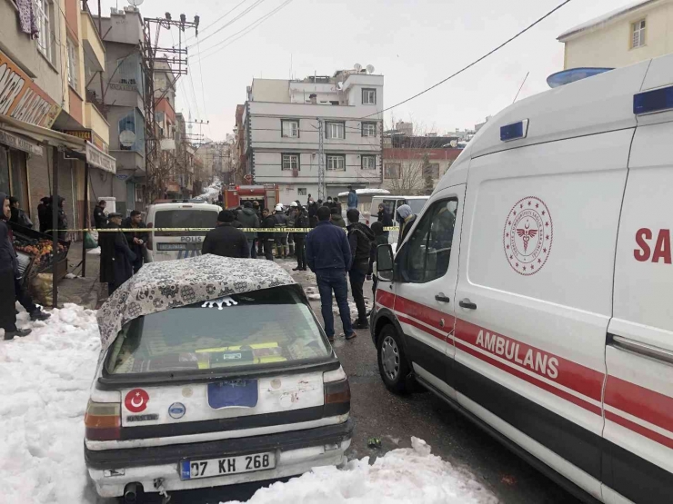 Elektrik Kontağı Evi Yaktı, 2 Kişi Dumandan Etkilendi