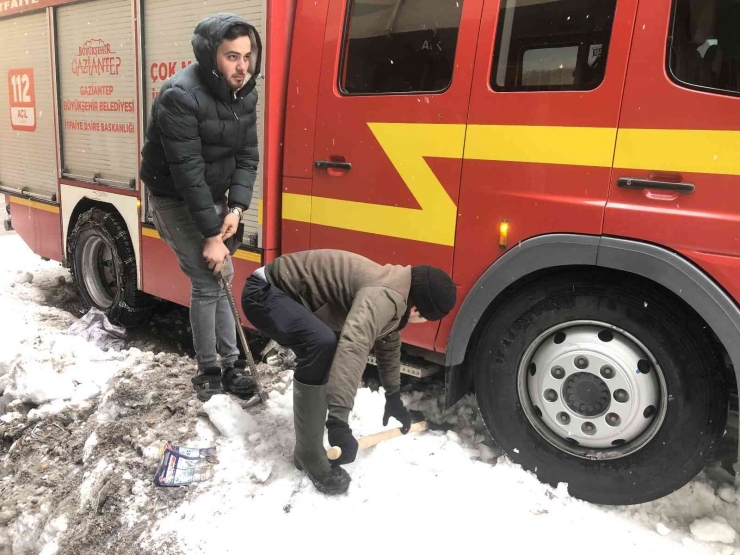 Elektrik Kontağı Evi Yaktı, 2 Kişi Dumandan Etkilendi