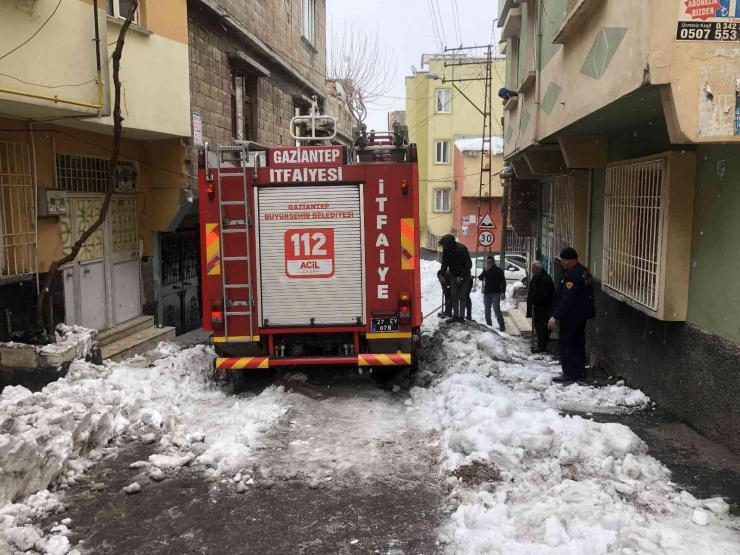 Elektrik Kontağı Evi Yaktı, 2 Kişi Dumandan Etkilendi