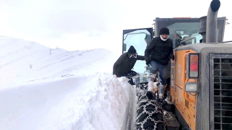 Karlı Yolda Kalan Vatandaşların İmdadına Ekipler Yetişti