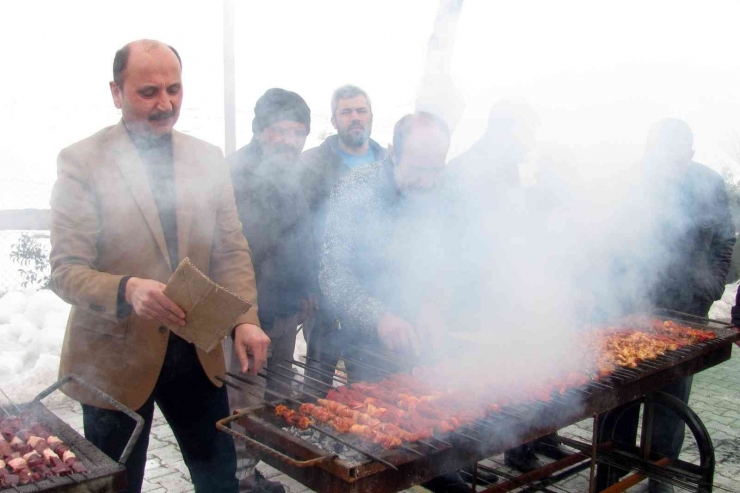 Doğru, Kar Temizleme Çalışması Yapan Ekiplere Kebap İkram Etti