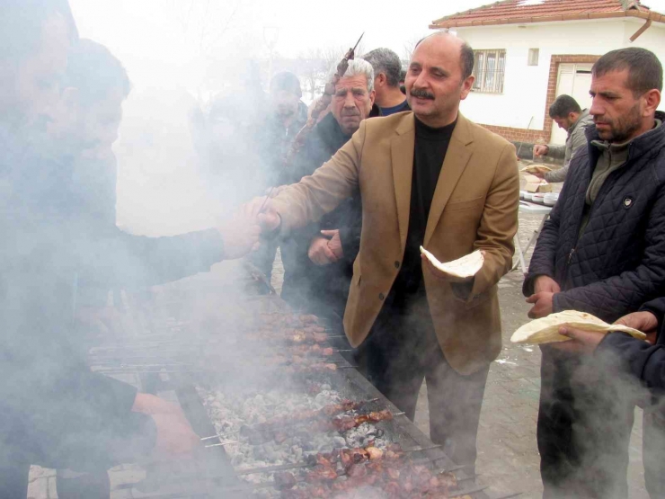 Doğru, Kar Temizleme Çalışması Yapan Ekiplere Kebap İkram Etti