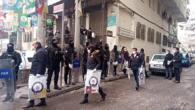 Teröristlere Saygı Duruşunda Bulunan Dbp Diyarbakır İl Başkanı Seval Gülmez Gözaltına Alındı