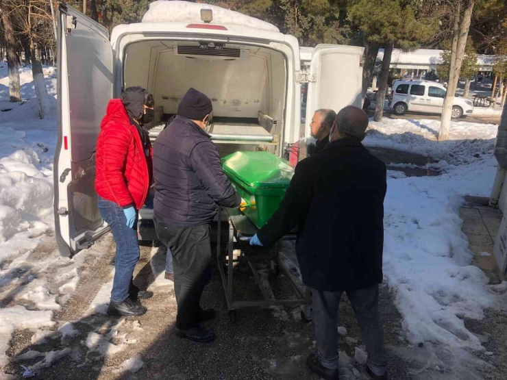 Kar Tenteyi Devirdi, Yaşlı Adam Altında Kalarak Hayatını Kaybetti