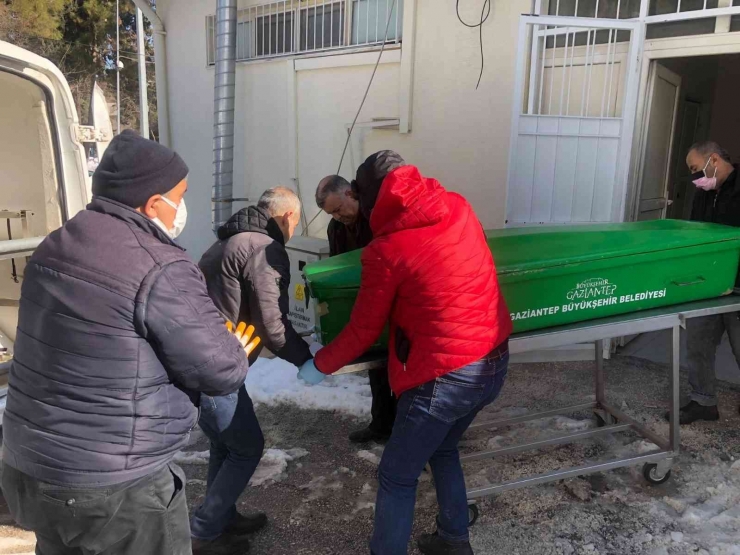 Kar Tenteyi Devirdi, Yaşlı Adam Altında Kalarak Hayatını Kaybetti