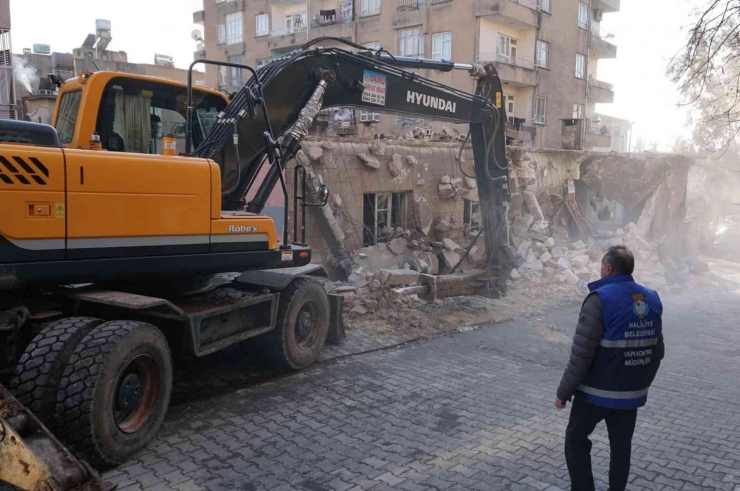 Haliliye’de Metruk Binalar Bir Bir Yıkılıyor