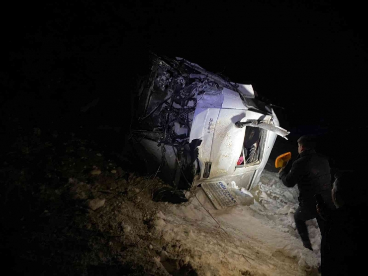 Freni Patlayan Vinç Yüklü Tır Devrildi: 1 Ölü