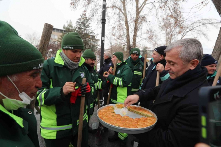 Kar Temizleme Çalışması Yapan Ekiplere Baklava Dopingi