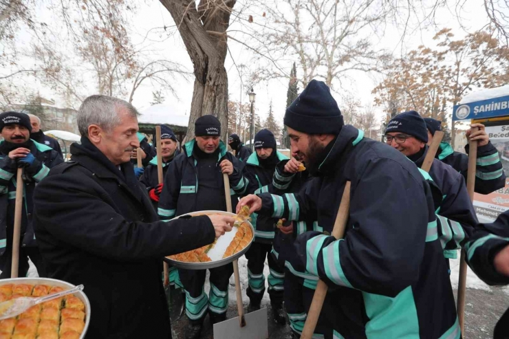 Kar Temizleme Çalışması Yapan Ekiplere Baklava Dopingi