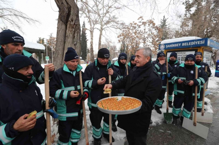 Kar Temizleme Çalışması Yapan Ekiplere Baklava Dopingi