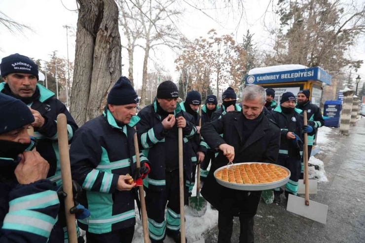 Kar Temizleme Çalışması Yapan Ekiplere Baklava Dopingi