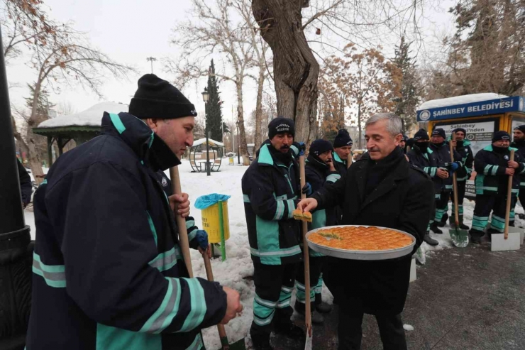 Kar Temizleme Çalışması Yapan Ekiplere Baklava Dopingi