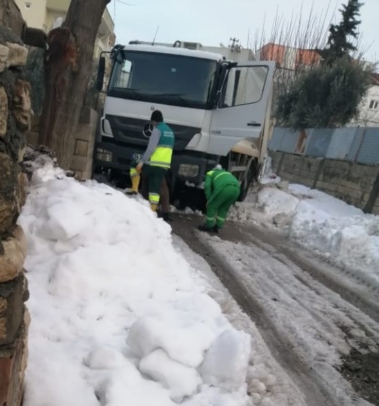 Buzda Kayan Çöp Kamyonu Devrilme Tehlikesiyle Karşı Karşıya Kaldı