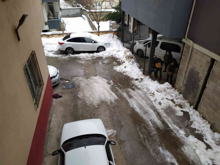 Beşinci Kattan Düşen Genç Kadın Ağır Yaralandı