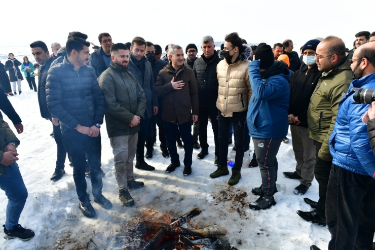 Karda Doğa Yürüyüşü Renkli Anlara Sahne Oldu