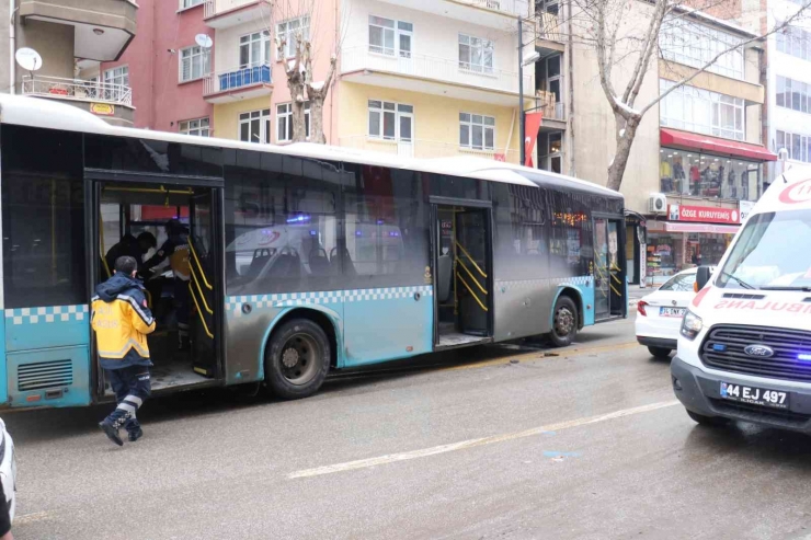 Kazada Beli Tutulan Genç Oturarak Yardım Bekledi