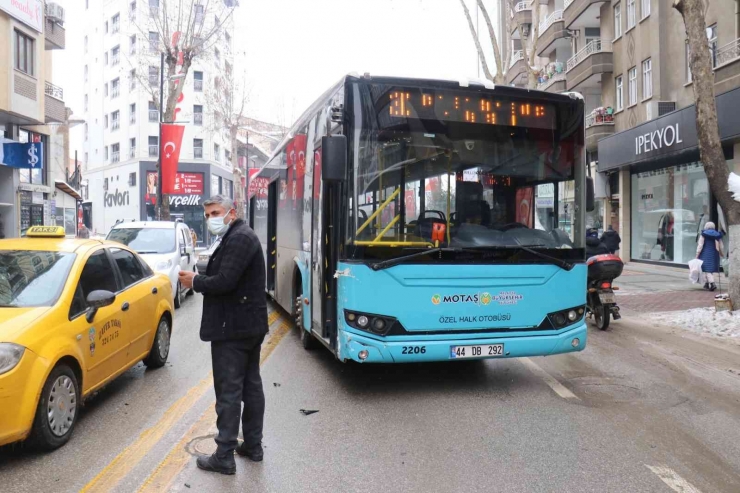 Kazada Beli Tutulan Genç Oturarak Yardım Bekledi