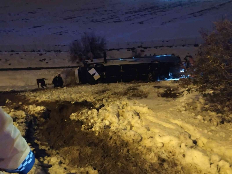 Adana Gaziantep Otoyolu Nurdağı Gişelerinde Yolcu Otobüsü Şarampole Yuvarlandı. Kazada En Az 20-25 Kişi Yaralandı. Olay Yerine Çok Sayıda Polis, Sağlık, İtfaiye Ve Umke Ekibi Sevk Edildi.