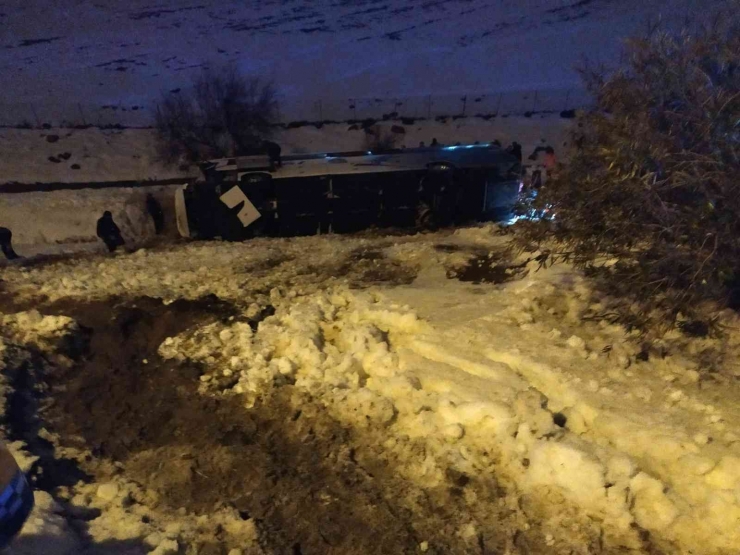 Adana Gaziantep Otoyolu Nurdağı Gişelerinde Yolcu Otobüsü Şarampole Yuvarlandı. Kazada En Az 20-25 Kişi Yaralandı. Olay Yerine Çok Sayıda Polis, Sağlık, İtfaiye Ve Umke Ekibi Sevk Edildi.