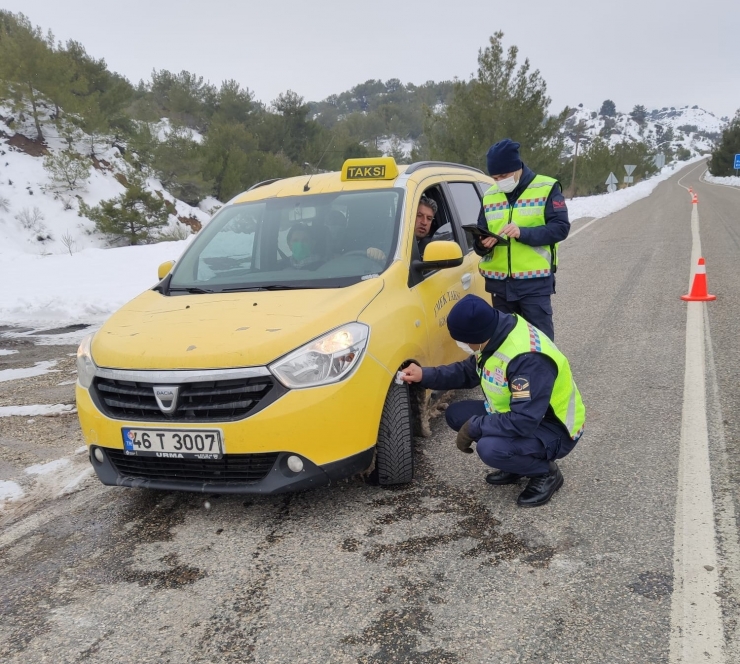 Jandarma Ekiplerinden Kış Lastiği Denetimi