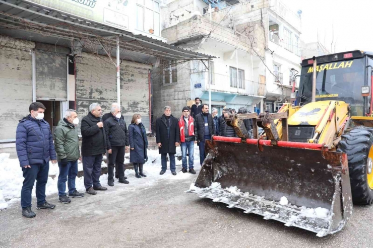 Büyükşehir’den Ara Sokaklarda Kar Temizliği