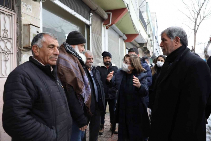 Büyükşehir’den Ara Sokaklarda Kar Temizliği