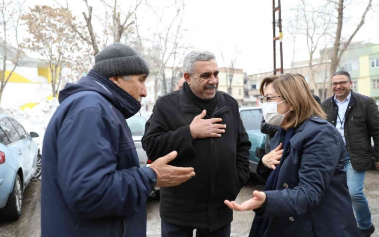 Büyükşehir’den Ara Sokaklarda Kar Temizliği