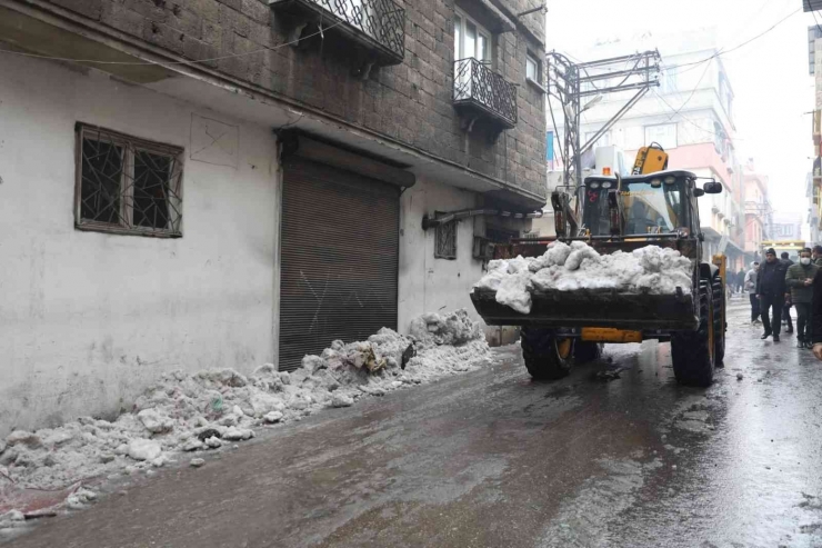 Büyükşehir’den Ara Sokaklarda Kar Temizliği