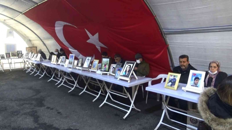 Evlat Nöbetindeki Aileler Çocuklarını Pkk’dan Almakta Kararlı