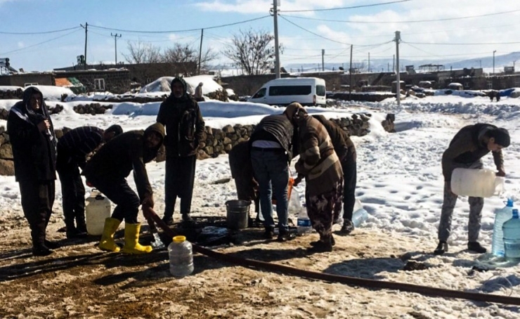 Diyarbakır’da Besicilere Tankerlerle Su Taşındı