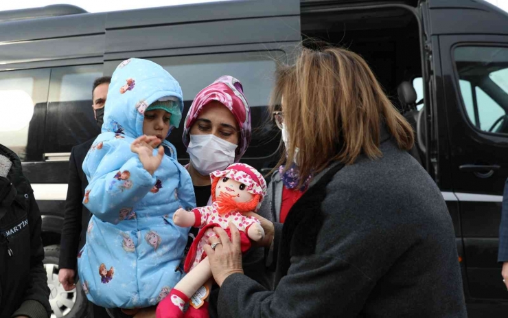 Taburcu Olan Minik Asiye Memleketi Gaziantep’e Döndü