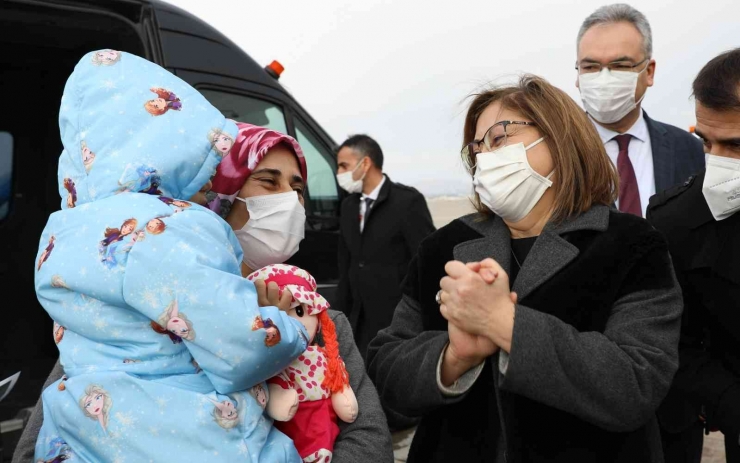 Taburcu Olan Minik Asiye Memleketi Gaziantep’e Döndü